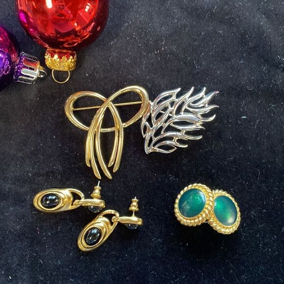 Lot of 4 Trifari Earrings & Brooches - Picture 1 of 13